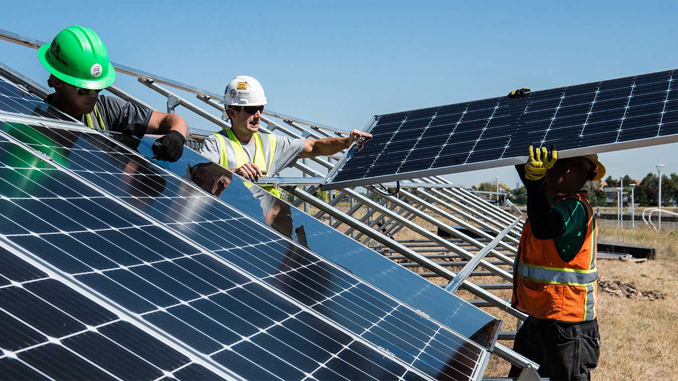 Het plaatsen van zonnepanelen